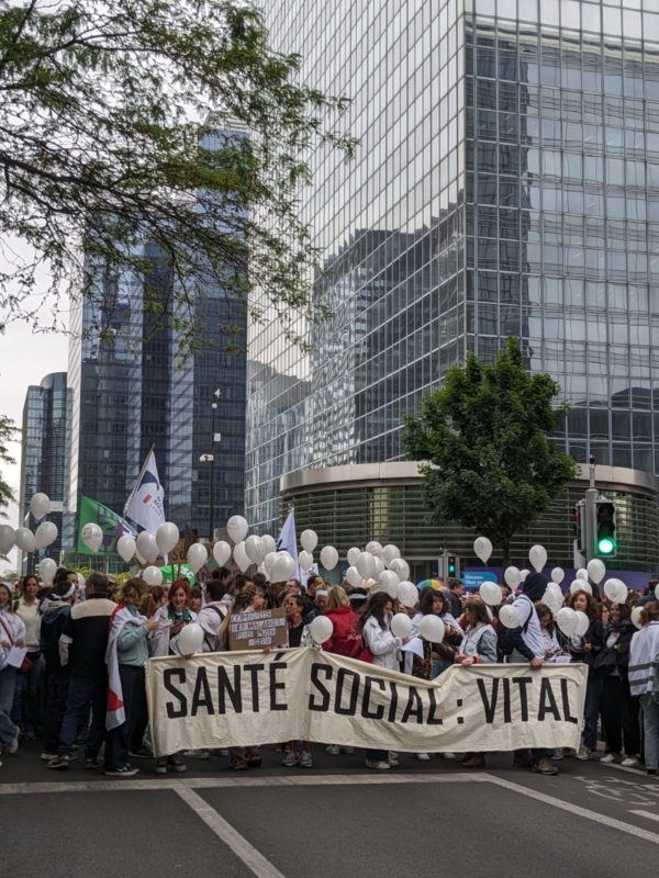Le bloc social-santé défile en front commun, lors de la manifestation du non-marchand, le 22 mai à Bruxelles.